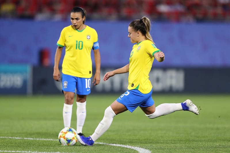 Quantas vezes o Brasil ganhou a Copa do Mundo Feminina: jogadoras do Brasil se abraçam em comemoração. (Flickr).
