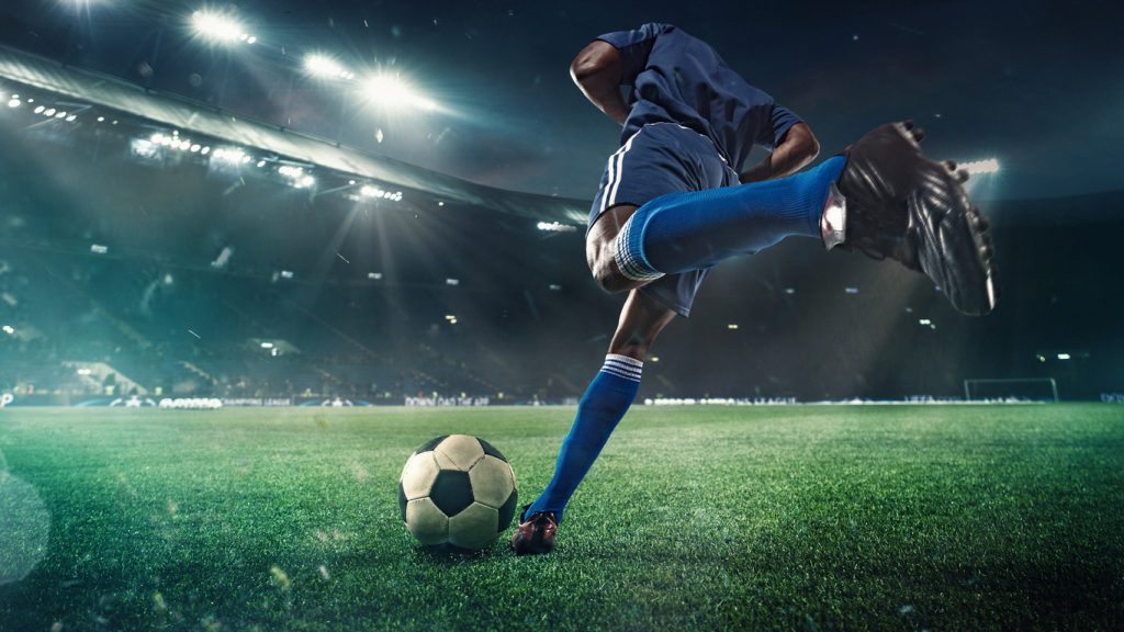 Brasileirão: jogador se preparando para chutar a bola (iStock).