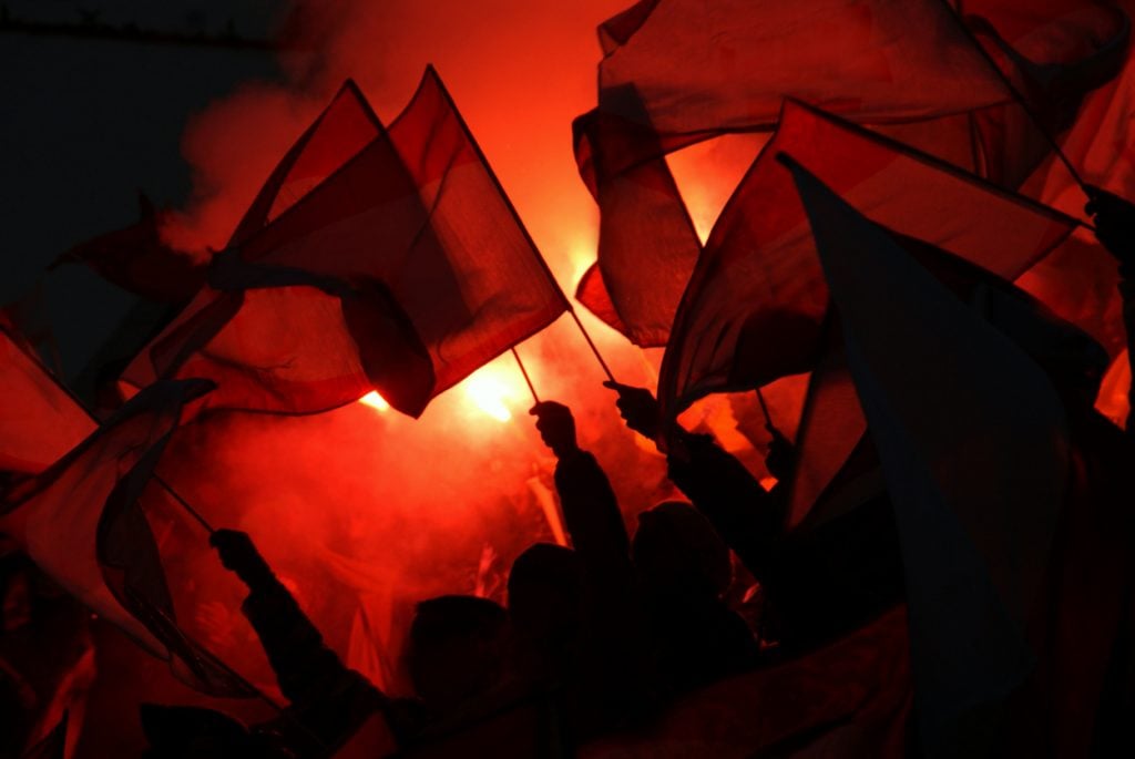 São Paulo Futebol Clube: Torcedores com bandeiras e artigos pirotécnicos (iStock).