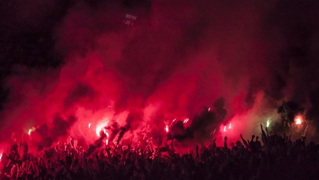 Copa Sul-Americana: torcedores com artifícios pirotécnicos em festa (iStock).