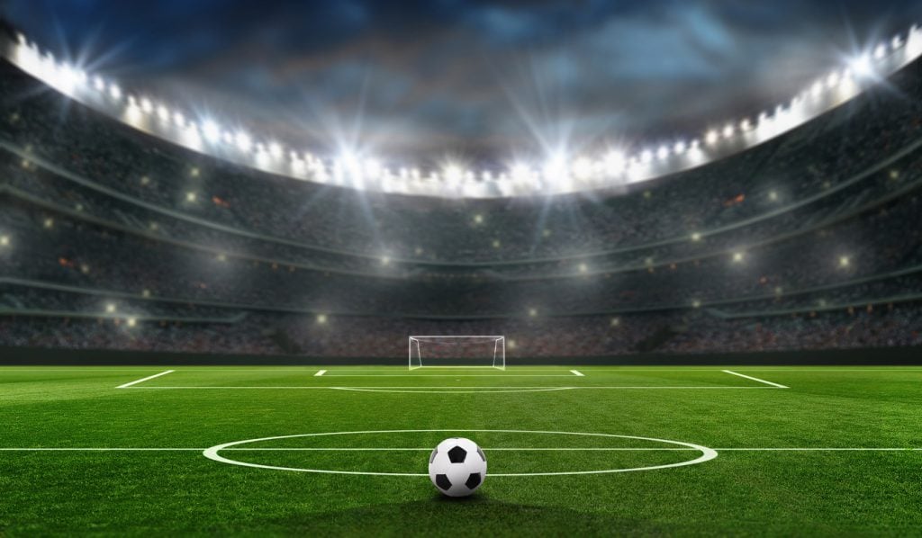 Final da Sul-Americana: estádio ilustrativo com bola no centro do campo (iStock).